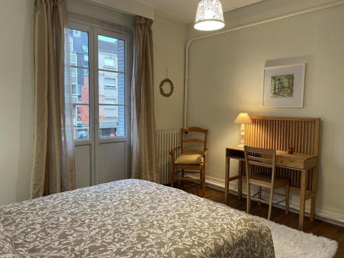 1 dormitorio con cama, escritorio y ventana en Appartement Moulins, 2 pièces, 2 personnes - FR-1-489-398, en Moulins