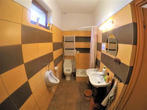 a bathroom with a toilet and a sink and a urinal at Apartamenty, mieszkanie na wynajem, 110m2, w Świdniku k Lublina in Świdnik