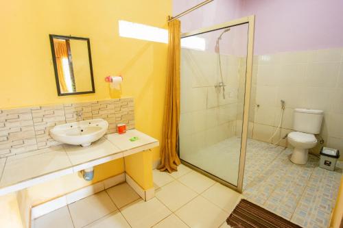Koupelna v ubytování Pondok Guru Bakti Cottage