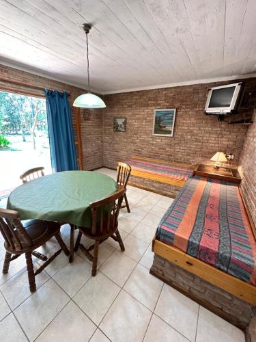 貝拉維斯塔的住宿－La Posada de Gogg Cabañas，客厅配有桌子和沙发