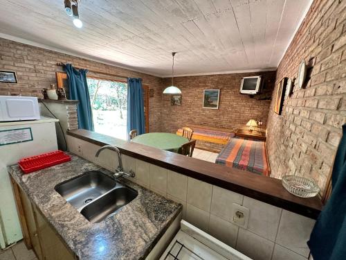 eine Küche mit einer Spüle und einer Arbeitsplatte in der Unterkunft La Posada de Gogg Cabañas in Bella Vista