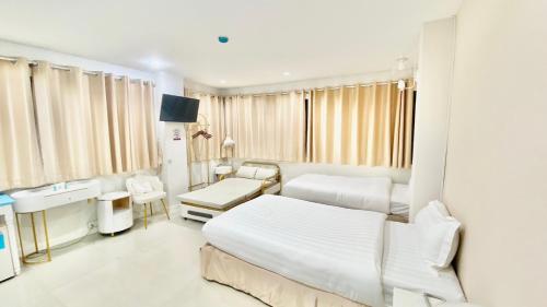 una camera ospedaliera con un letto e un lavandino di ABCYQ Hotel a Bangkok