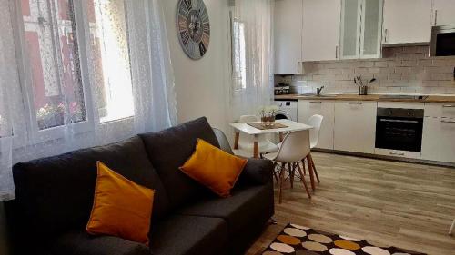 uma sala de estar com um sofá e uma mesa em Apartamento La Plaza em Onís