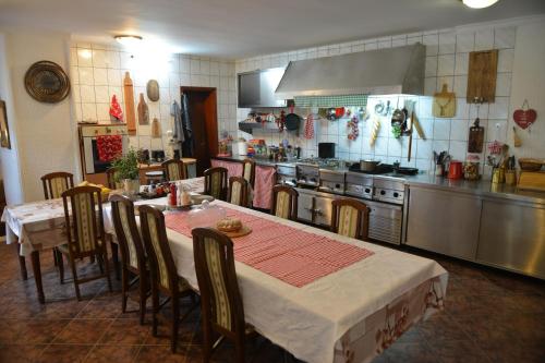 uma cozinha com mesa e cadeiras e uma cozinha com fogão em Sneža em Apatin