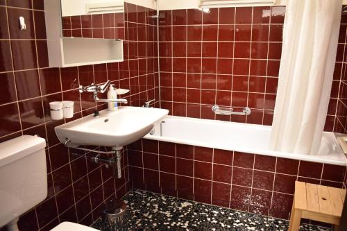 Ένα μπάνιο στο Astoria (104 Mu)