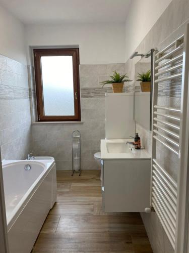 Bilik mandi di Ninfea B&B