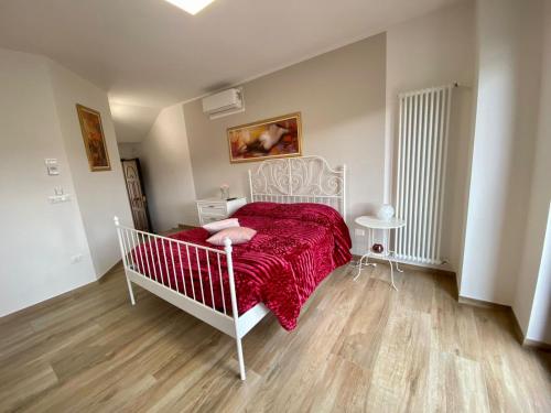 新喬瓦尼提蒂諾的住宿－Ninfea B&B，卧室配有一张带红色毯子的白色床