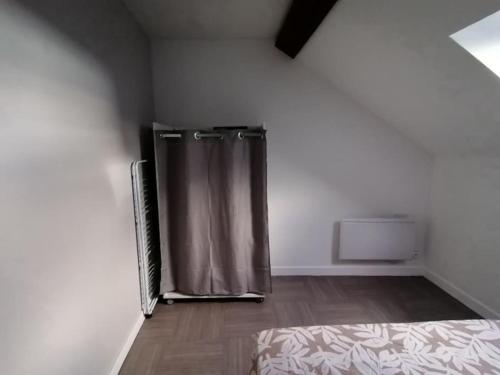 uma cozinha com um frigorífico num quarto em Appartement climatisé avec parking privé gratuit em Doué-la-Fontaine