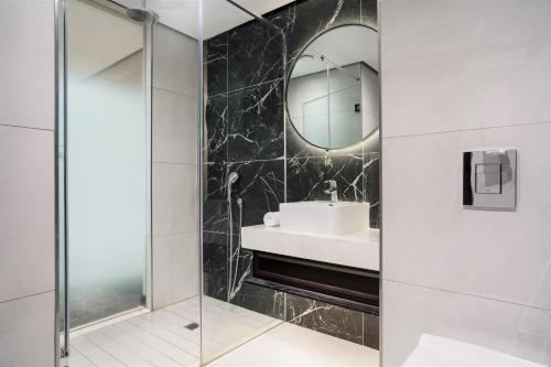 een badkamer met een wastafel en een spiegel bij Premier Splendid Inn Umhlanga in Durban