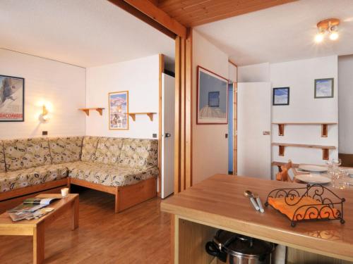 un salon avec un canapé et une table dans l'établissement Appartement chaleureux au pied des pistes avec balcon, 3 pièces, 7 pers., animaux admis - FR-1-181-2200, à La Plagne Tarentaise