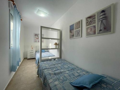 - une chambre avec un miroir et un lit dans l'établissement Atico en 1ª Linea en Moncofar, à Moncofa