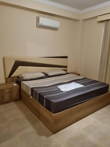 沙姆沙伊赫的住宿－Sharm el sheikh shahd，卧室配有一张床