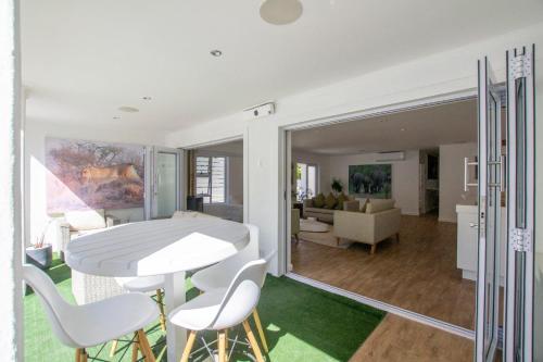 een keuken en een woonkamer met een tafel en stoelen bij Riebeeck Villa - 5 min walk to Franschhoek Central in Franschhoek