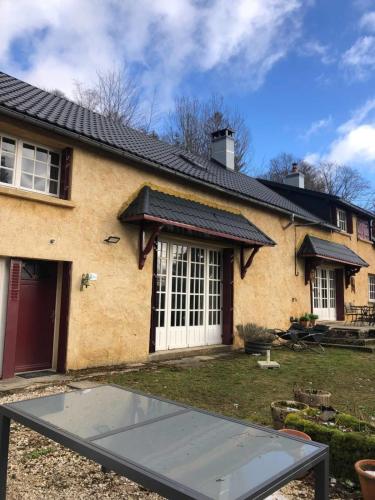 un court de tennis devant une maison dans l'établissement Villa du Cerney - Lake des Settons, à Moux-en-Morvan