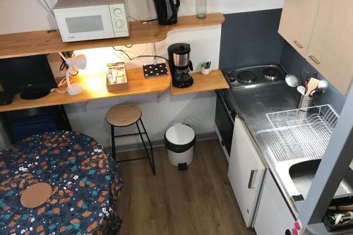 an overhead view of a small kitchen with a microwave at L'Idéal en Charteuse in Saint-Pierre-de-Chartreuse