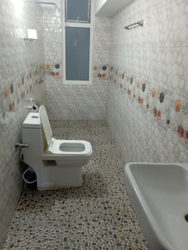 La salle de bains est pourvue de toilettes, d'un lavabo et d'une baignoire. dans l'établissement Precious Moments Suite, à Mombasa