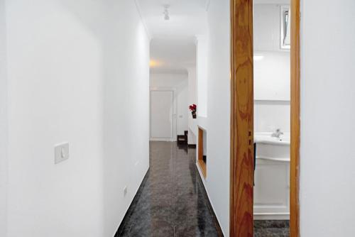 - un couloir aux murs blancs et un lavabo dans la chambre dans l'établissement Playa Burrero, à Ingenio