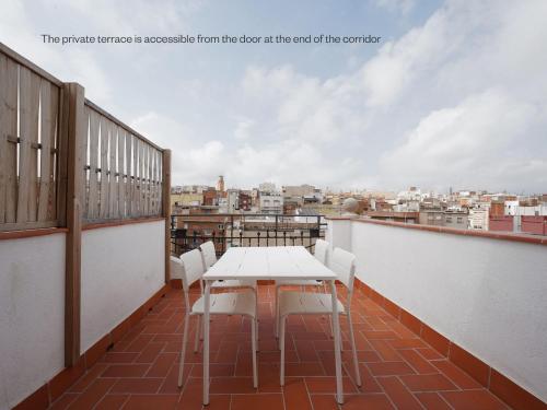 stół na balkonie z widokiem na miasto w obiekcie numa I Calid Apartments w mieście Hospitalet de Llobregat
