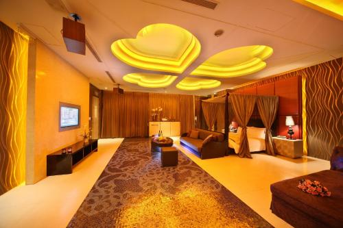 a large living room with a couch and a bed at Lanshy Motel in Taichung