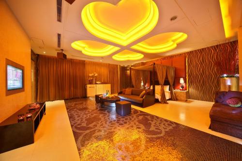 a large living room with a heart ceiling at Lanshy Motel in Taichung