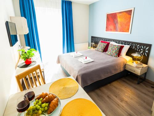 sypialnia z łóżkiem i stołem z talerzem jedzenia w obiekcie Willa Moćkówka w Busku Zdroju