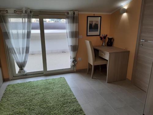a home office with a desk and a window at B&B A casa di Tetta in Telese