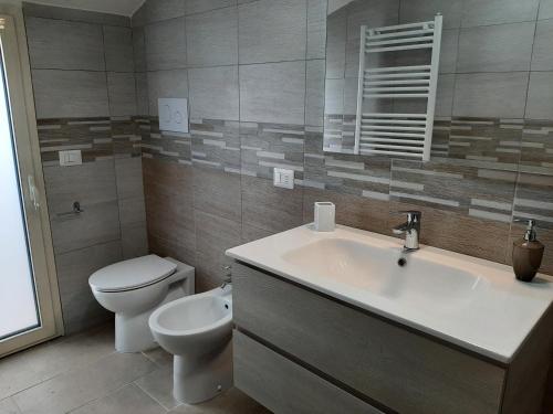 a bathroom with a toilet and a sink at B&B A casa di Tetta in Telese