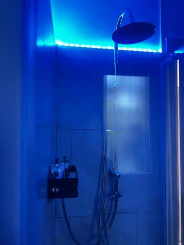 baño con ducha con luz azul en Shiva House en Nápoles