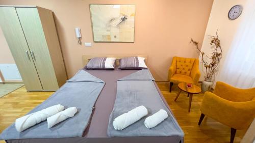 - une chambre avec un lit et 2 oreillers dans l'établissement Paspalj apartman, à Novi Pazar
