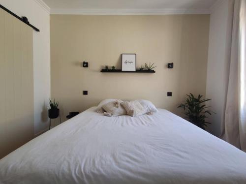 Ein Bett oder Betten in einem Zimmer der Unterkunft villa_lumiere_la_rochelle avec spa à 800m de l'océan