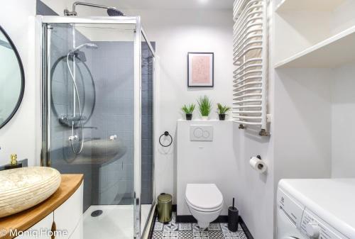 een kleine badkamer met een douche en een toilet bij M&R Apartament Travel&Business Premium Skoroszewska - free WiFi - self check-in - Enel-Med - FV - close the city center in Warschau