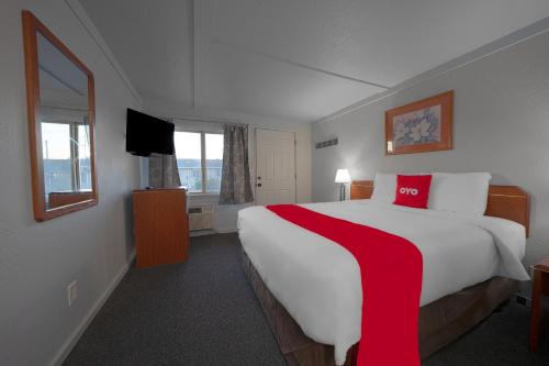 Llit o llits en una habitació de OYO Hotel Portland OR near Airport