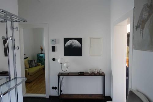 a white living room with a table and a couch at Ferienunterkunft im Tegelhaus in Berlin