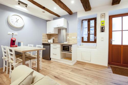 Kuchyň nebo kuchyňský kout v ubytování La Coquette - Tout confort - 100m du Canal - Calme - Wifi