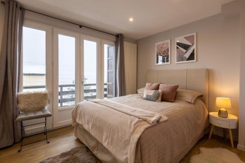 1 dormitorio con 1 cama y vistas al océano en Orpin, en Font-Romeu-Odeillo-Via