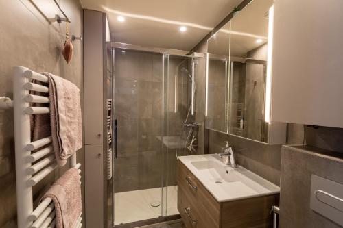 bagno con doccia in vetro e lavandino di Orpin a Font-Romeu-Odeillo-Via