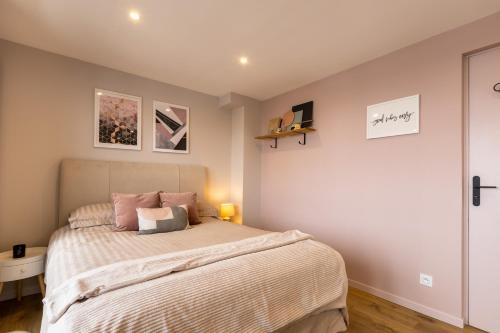 a bedroom with a large bed in a room at Orpin in Font Romeu Odeillo Via