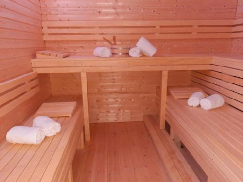 eine Sauna mit Handtüchern und einem Waschbecken darin in der Unterkunft 25 Premium Camping Pod in Silberstedt