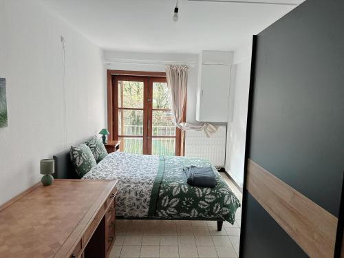 1 dormitorio con cama y ventana en Appartement centre ville en Tournai