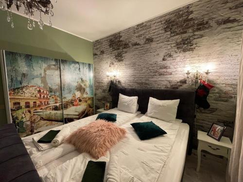 um quarto com uma cama com uma almofada de pele falsa em Chic Home em Sibiu
