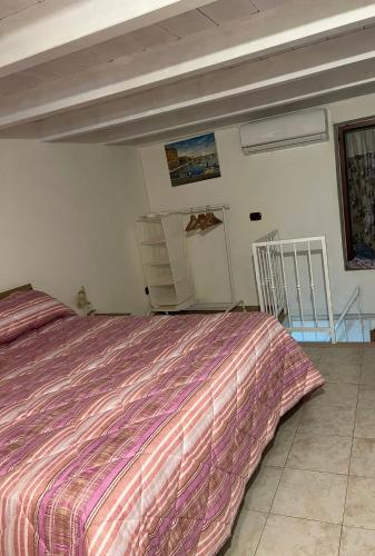 ein Schlafzimmer mit einem großen Bett mit einer rosa Decke in der Unterkunft Amalia B&b San francesco in Bari