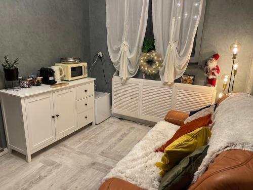 uma sala de estar com uma árvore de Natal numa janela em Chic Home em Sibiu