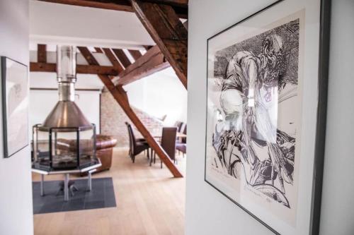 - un salon avec dessin d'une femme sur le mur dans l'établissement L'Appartement des Artistes avec Terrasse, à Kaysersberg