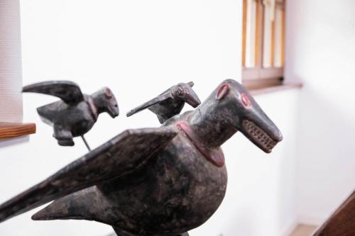 a statue of three birds on a table at L'Appartement des Artistes avec Terrasse in Kaysersberg
