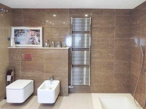 a bathroom with a toilet and a sink and a shower at Casa La Vinya "Alto Standing" in Palamós