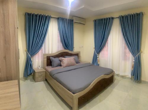 A bed or beds in a room at Cozy 2 Bedroom apt with free WiFi - Konar Apartments