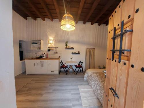 Habitación con cocina, cama y mesa. en Apartamento Bulería, en Jerez de la Frontera