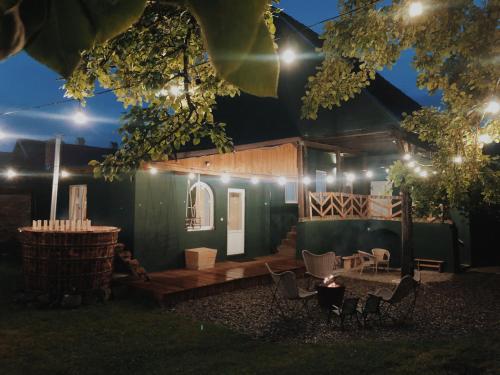 una casa con un patio di notte con luci di Cottage43 a Bărcuţ