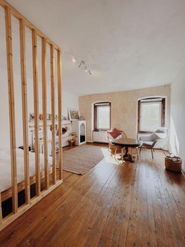 una habitación con una cama y una mesa y sillas en Cottage43, en Bărcuţ