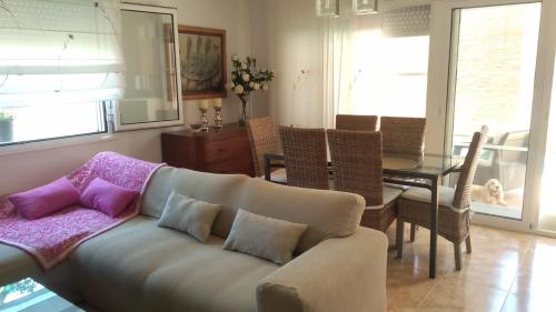 a living room with a couch and a dining room at Arel in Riumar